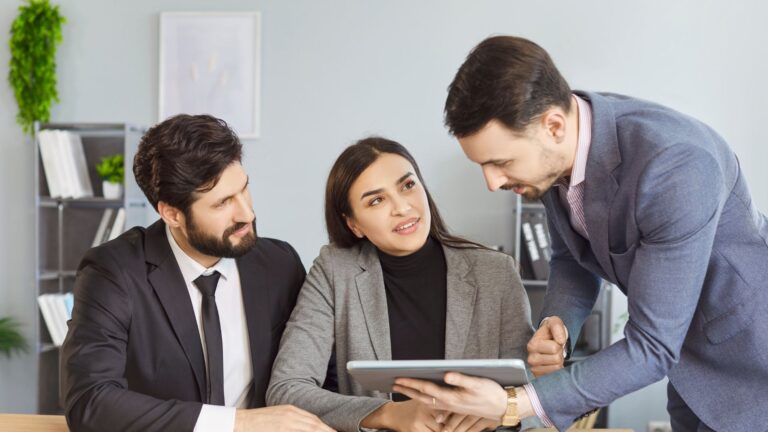 alt="Empresario descubriendo si es consumidor financiero en la Bolsa Mercantil de Colombia, con derechos claros y respaldo de Sociedades Comisionistas como Comiagro."